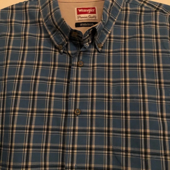 Wrangler wrinkle resistant shirt. - Picture 3 of 13